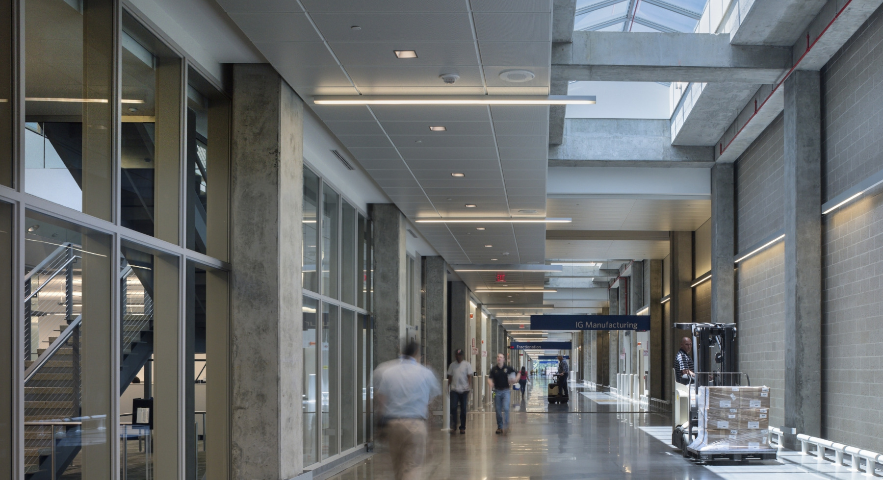 Flad Architects Pharma and Biomanufacturing Facility Corridor